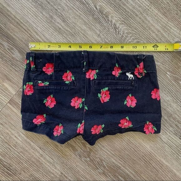 Abercrombie blue floral short shorts - Picture 7 of 8